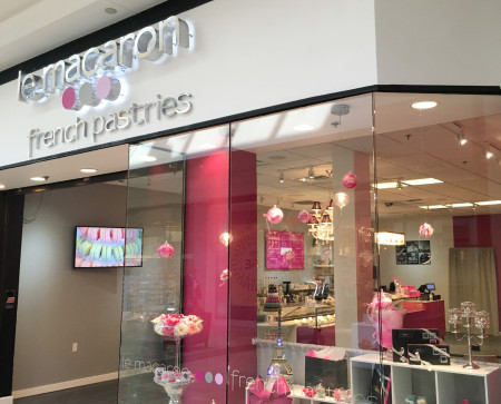 Le Macaron - Outside